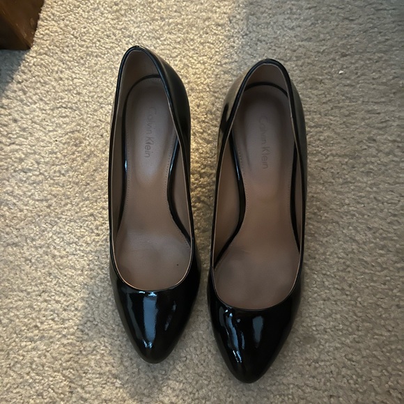 Calvin Klein patent leather pumps - Picture 1 of 4